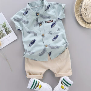 Conjunto de camisa e calções de verão com estampa de penas para crianças pequenas, para atividades ao ar livre
