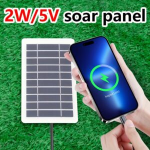 Um carregador solar USB portátil para viagens e acampamentos, com um painel solar móvel para carregar telefones, lanternas e ventiladores, tornando-o conveniente para passeios com animais de estimação.
