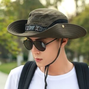 Um chapéu de sol para desportos ao ar livre para homens, adequado para viagens de pesca com excelente proteção solar, com uma aba larga para uma melhor defesa UV e um design de malha respirável.