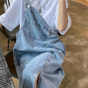 Vestido jeans overall em estilo casual retrô, azul lavado, solto, com alças ajustáveis, para mulheres. Roupas e jeans de denim.