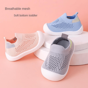 Sapatos respiráveis de malha para meninos e meninas, antiderrapantes e confortáveis, fáceis de calçar, para o verão.