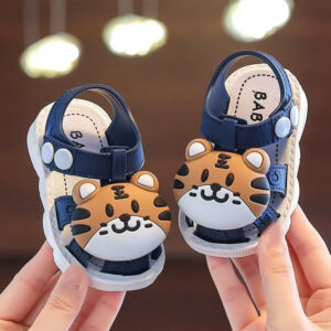 Sapatos de Caminhada para Bebês Meninos 2023 Verão Anti-Derrapante Sola Macia de Borracha com Fechamento de Fivela, Upper e Sola de PVC Baixa – para Crianças de 0-3 Anos com Desenho de Tigre de Desenho Animado