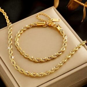 Um conjunto de dois colares e pulseiras de corda torcida feitas em aço inoxidável em um design dourado, com estilos vintage e minimalistas, moda boémia, perfeito como presente para o Dia da Mãe, adequado para uso diário tanto para homens quanto para mulheres.