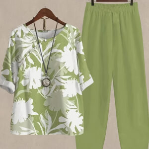 Conjunto casual de primavera/verão para mulher com estampa floral – T-shirt verde com design floral branco e calças correspondentes, mistura de poliéster, perfeito para férias ou uso diário, atitude casual | Topo com estampa floral | Mistura de poliéster, T-shirts femininas