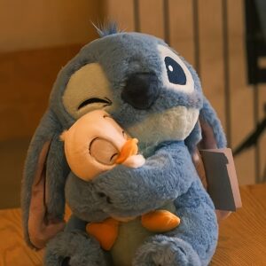 1 peça de Brinquedo de Pelúcia do Stitch da Disney com Abraço ao Pato Donald, Enfeite de Figuras de Anime, Perfeito para Aniversário, Dia dos Namorados e Presentes de Natal de Ano Novo, Decoração para Quarto Escolar ou de Carro – Feliz Ramadã