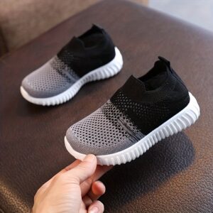 Tênis de malha casual, macios e respiráveis para meninos e meninas pequenos, em cores mistas, estilo slip on, ideais para caminhadas em todas as estações