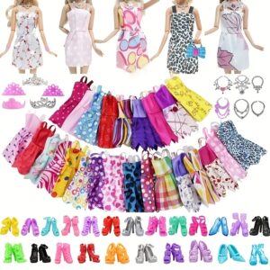 Conjunto de 32 peças de vestir bonecas para meninas, estilos variados com 10 conjuntos de roupas, 10 sapatos, 6 coroas, 6 colares, coleção de acessórios de moda, cores mistas, material plástico durável