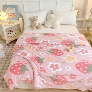 1 peça Cobertor de Flanela Aconchegante com Estampa Floral – Macio, Leve e Amigável ao Bege, Lavável à Máquina, Conforto para Todas as Estações com Design Fofo de Morango Rosa & Flor, Perfeito para Decoração de Quarto ou Berçário