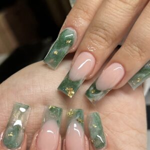 24 unhas postiças verdes esmeralda formato caixão médio – Decoração com glitter dourado, kit inclui 1 lixa e 1 adesivo de cola para unha – Conjunto de arte embelezadora branqueadora para festas, presente ideal para meninas, mães e mulheres