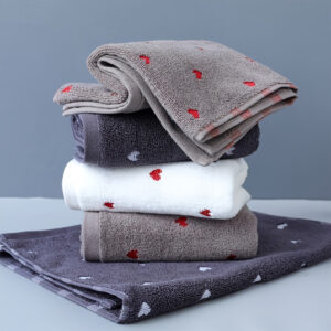 Toalha de Banho de Algodão Bordada EverShine com Coração – Macia, Absorvente, Espessada 450 GSM, Design Moderno com Corações Vermelhos em Cinza, Branco e Azul Escuro, Perfeita para Banho ou Praia, Toalha Absorvente e Macia | Padrão Bordado | Toalha 100% Algodão