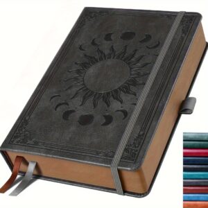 Caderno de capa dura com capa em couro sintético com relevo de sol e lua, A5 360 páginas papel pautado, possui passador de caneta, fechamento elástico, marcadores de fita, bolso expansível, encadernação de arame duplo, design plano de 180°