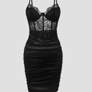 Vestido sexy de renda com detalhe em espinha de peixe e transparência nas virilhas