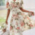 Vestido midi elegante com estampa floral para mulheres – Decote em V, manga curta, corte em A, fundo escuro com flores vermelhas vibrantes e folhas verdes, perfeito para primavera/verão, vestido floral