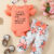 Conjunto de três peças: camisa ha de manga curta com estampa de letras + calças + lenço de cabeça