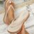 Sandálias de dedo elegantes em bege e branco – Sola grossa confortável, material PVC antiderrapante, design fácil de calçar, salto plano, perfeitas para atitudes casuais.